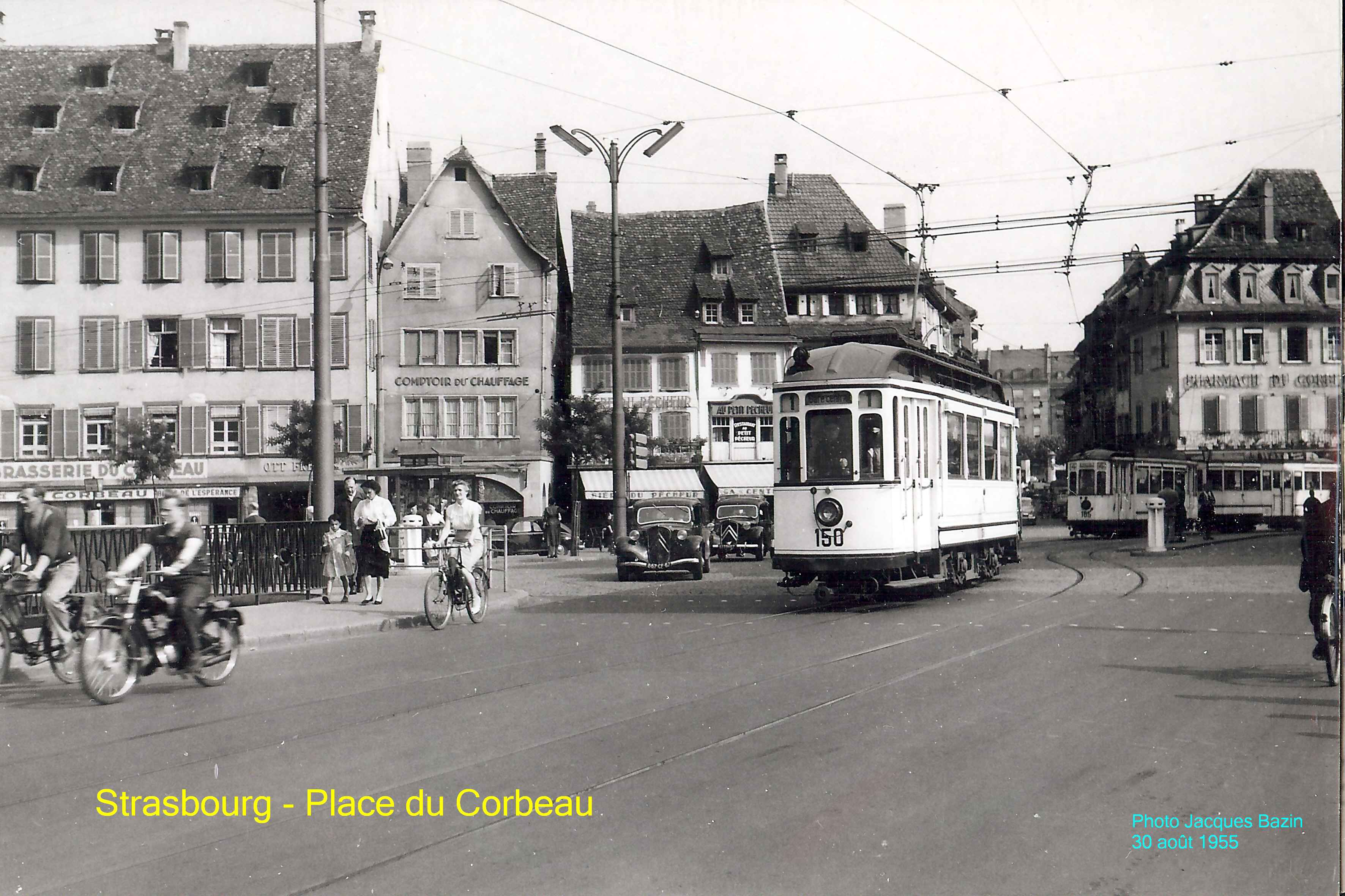 Concentration de trams Place du Corbeau.